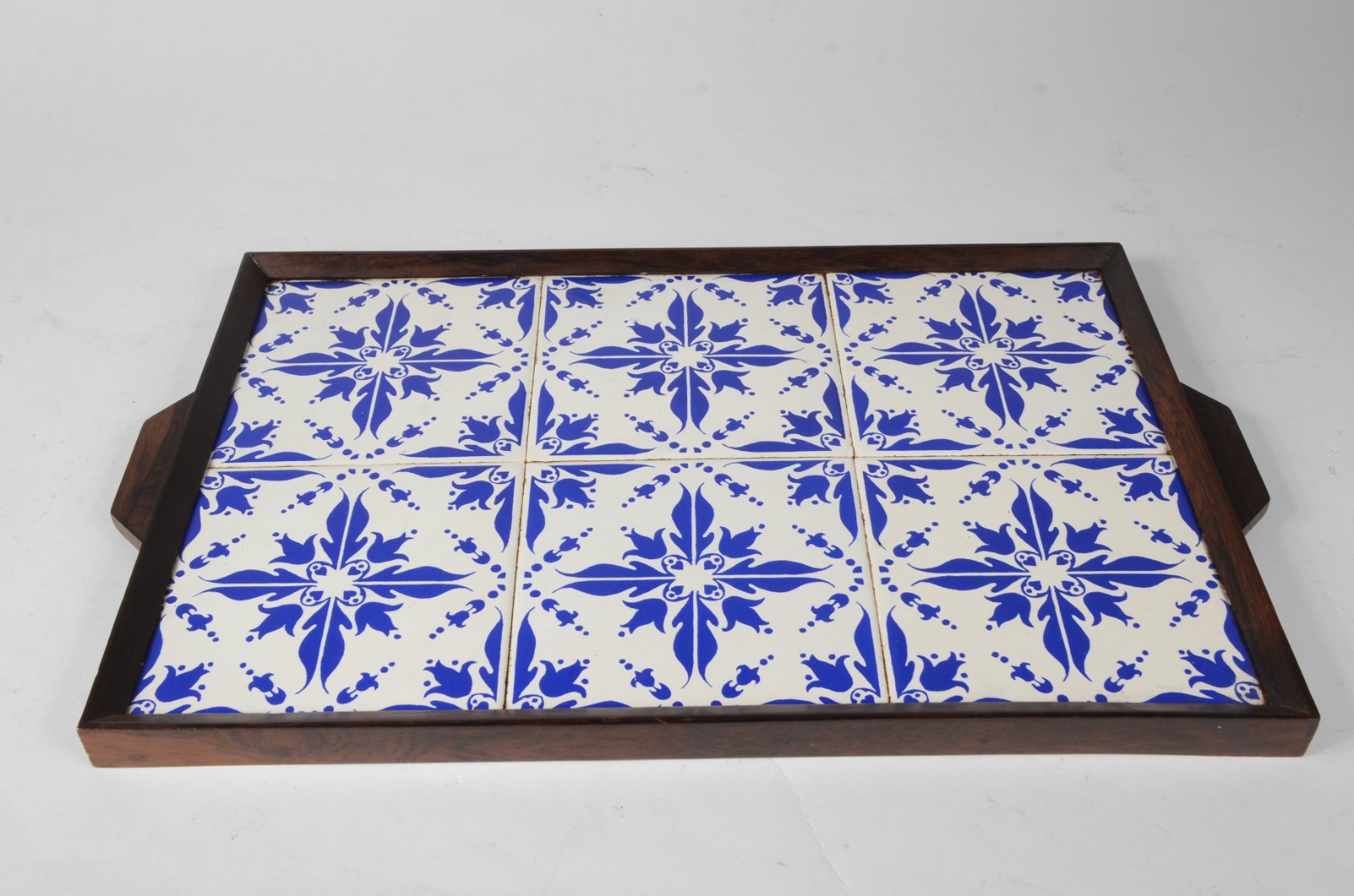 Bandeja de madeira nobre decorada com azulejos em azul e branco. Anos... - foto 1 de 6