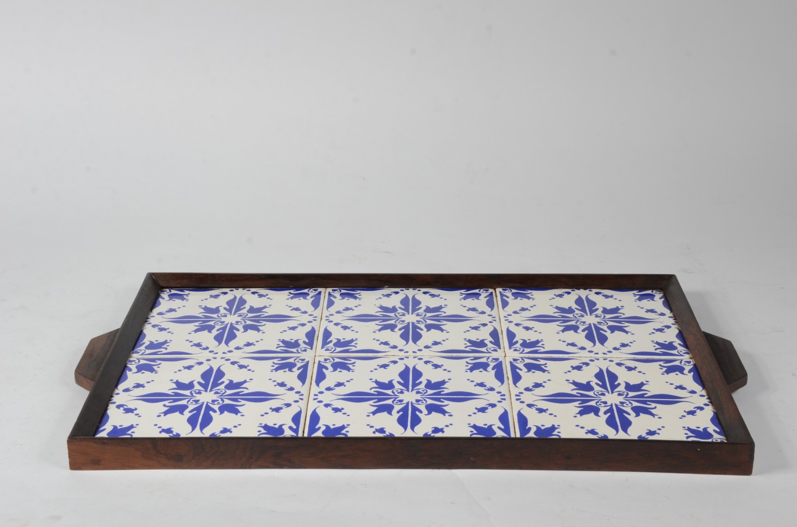 Bandeja de madeira nobre decorada com azulejos em azul e branco. Anos... - foto 2 de 6