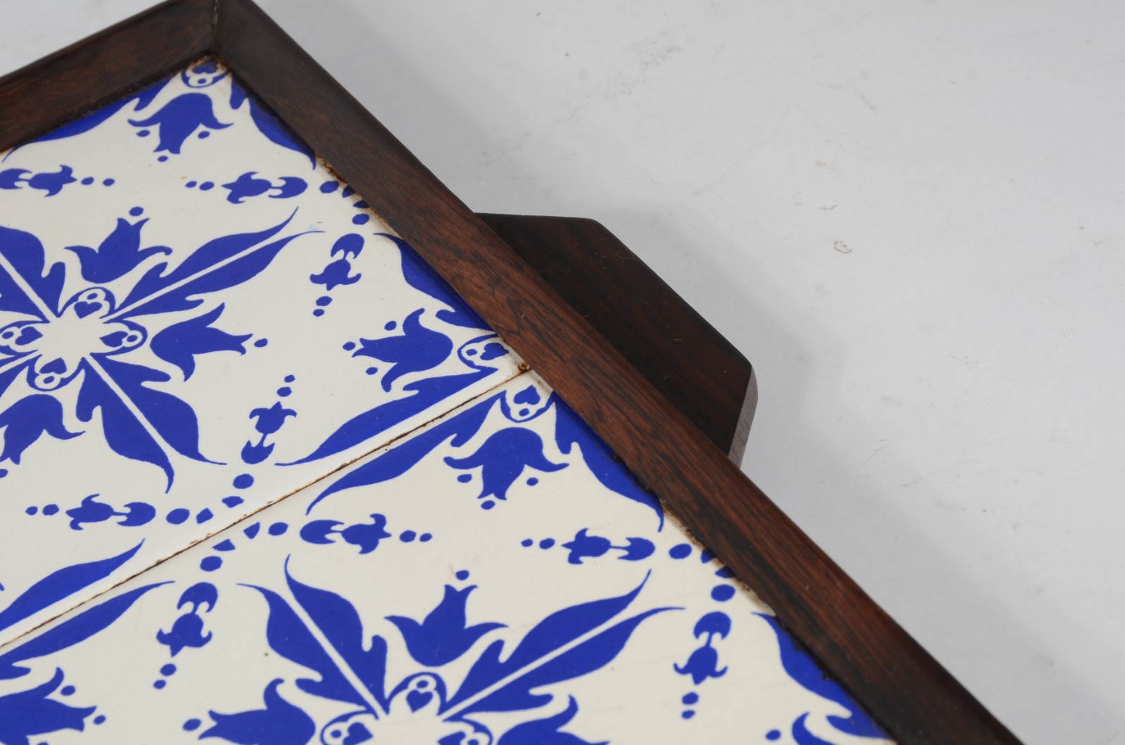 Bandeja de madeira nobre decorada com azulejos em azul e branco. Anos... - foto 3 de 6