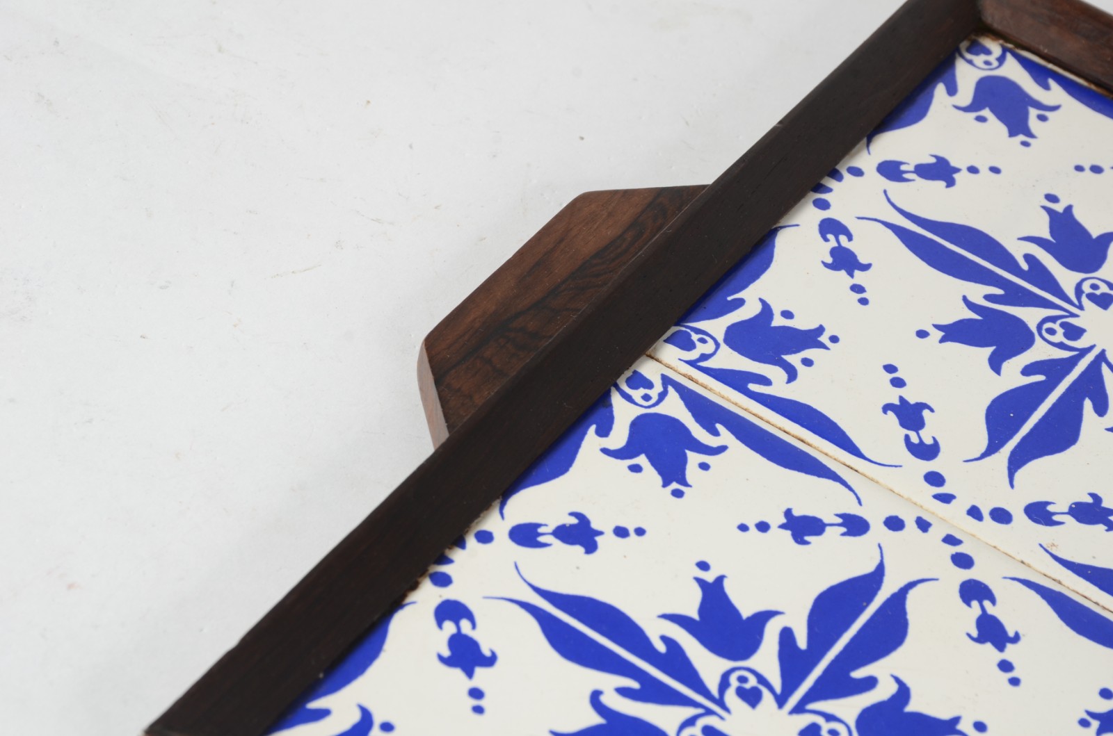 Bandeja de madeira nobre decorada com azulejos em azul e branco. Anos... - foto 4 de 6