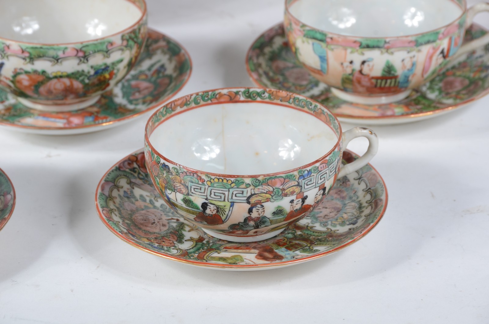 Serviço de porcelana oriental verde e rosa, composto de 5 xícaras... - foto 4 de 10
