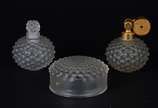 René Lalique (1860-1945),  - Conjunto para toilette de cristal frances, composto de poseira e dois perfumeiros trabalhados em relevo, da linha "Cactus". Assinados na base.