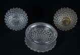 René Lalique (1860-1945),  - Conjunto para toilette de cristal frances, composto de poseira e dois perfumeiros trabalhados em relevo, da linha "Cactus". Assinados na base.
