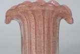 Vaso de vidro decorativo na cor rosa com pó de ... - Vaso de vidro decorativo na cor rosa com pó de ouro, feitio gomos.