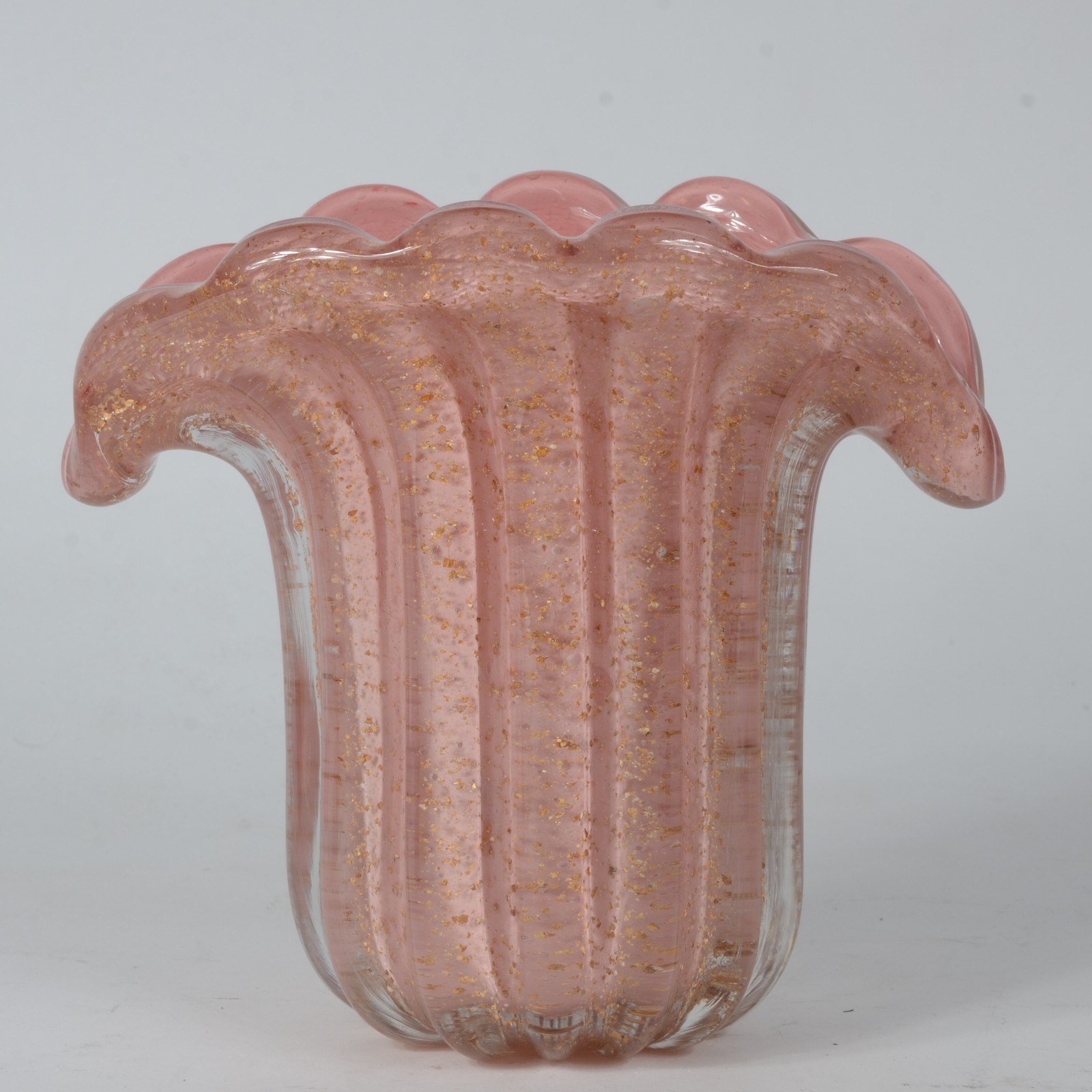 Vaso de vidro decorativo na cor rosa com pó de ouro, feitio gomos. - foto 1 de 4