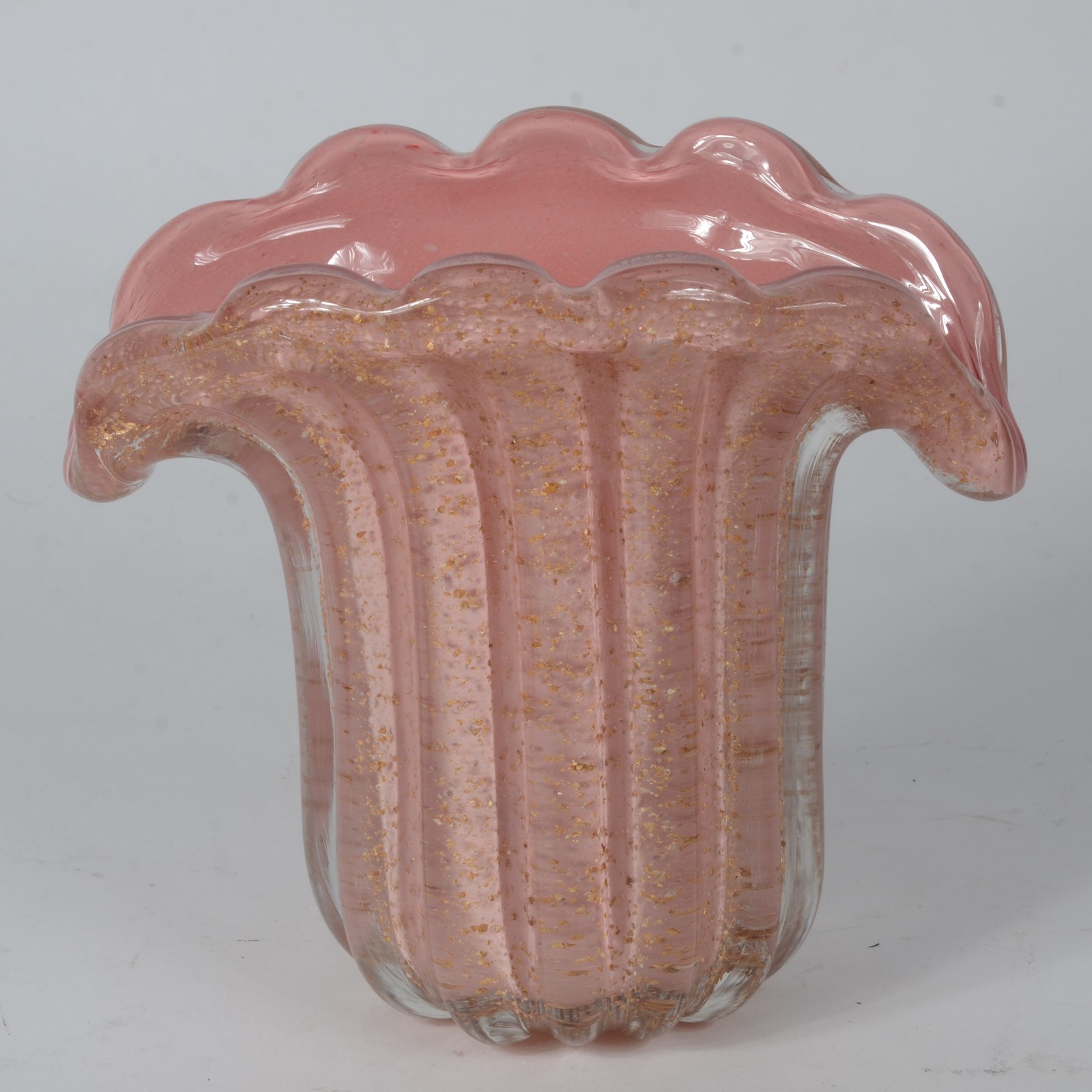Vaso de vidro decorativo na cor rosa com pó de ouro, feitio gomos. - foto 2 de 4