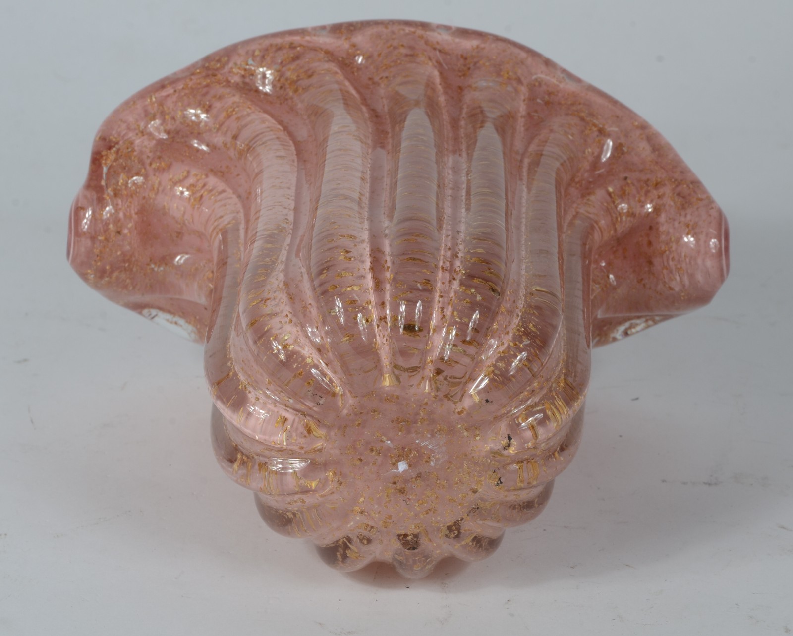 Vaso de vidro decorativo na cor rosa com pó de ouro, feitio gomos. - foto 4 de 4