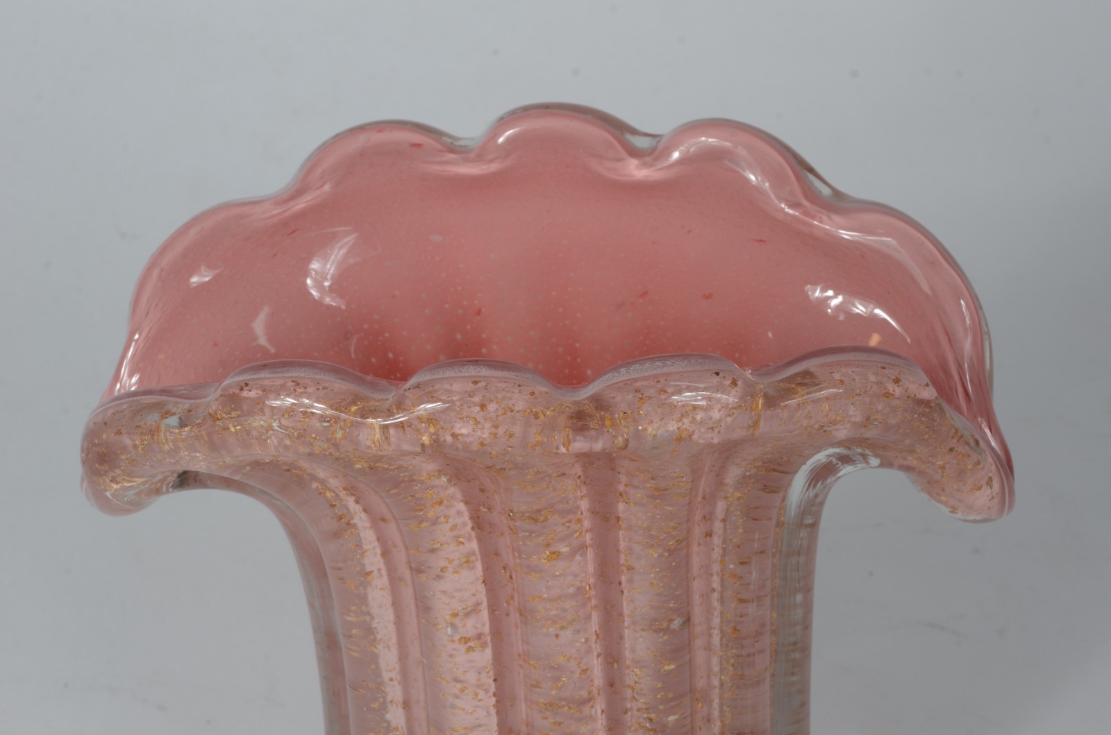Vaso de vidro decorativo na cor rosa com pó de ouro, feitio gomos. - foto 3 de 4