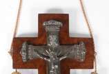 Crucifixo de madeira com figura de Cristo cruci... - Crucifixo de madeira com figura de Cristo crucificado em metal.