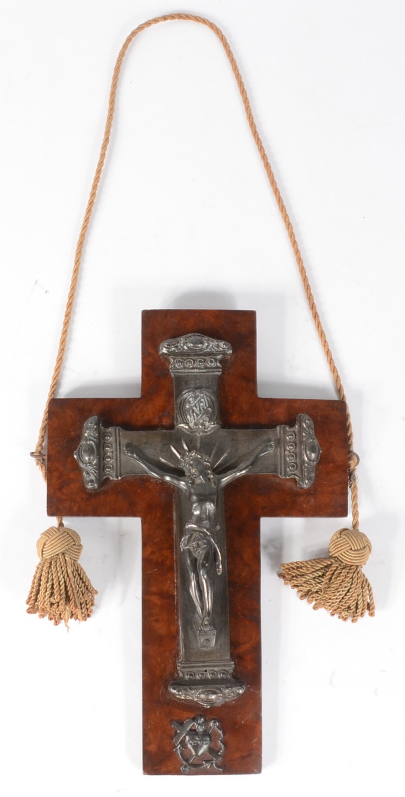 Crucifixo de madeira com figura de Cristo crucificado em metal. - foto 1 de 3