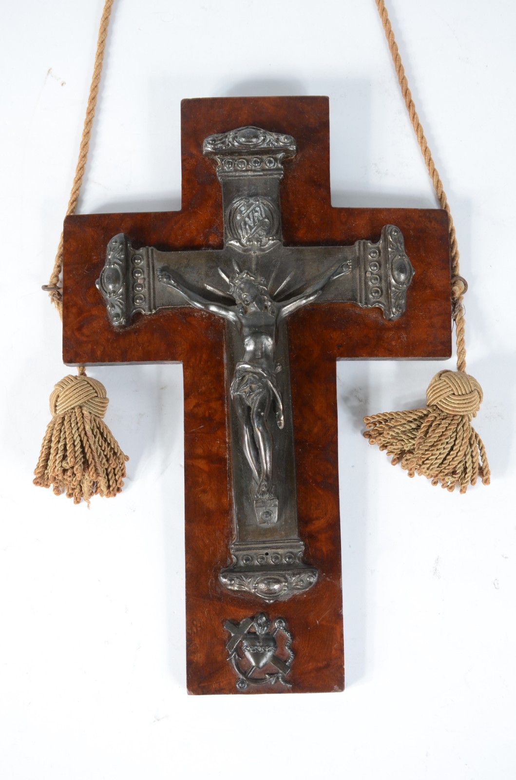 Crucifixo de madeira com figura de Cristo crucificado em metal. - foto 2 de 3