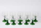 Conjunto de taças francesas de vidro decoradas ... - Conjunto de taças francesas de vidro decoradas com folhas de parreira e pés na forma de "espirais" na cor verde, sendo 5 para vinho tinto e 5 pa...