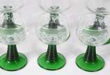 Conjunto de taças francesas de vidro decoradas ... - Conjunto de taças francesas de vidro decoradas com folhas de parreira e pés na forma de "espirais" na cor verde, sendo 5 para vinho tinto e 5 pa...