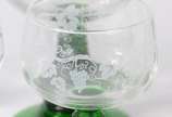 Conjunto de taças francesas de vidro decoradas ... - Conjunto de taças francesas de vidro decoradas com folhas de parreira e pés na forma de "espirais" na cor verde, sendo 5 para vinho tinto e 5 pa...