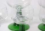 Conjunto de taças francesas de vidro decoradas ... - Conjunto de taças francesas de vidro decoradas com folhas de parreira e pés na forma de "espirais" na cor verde, sendo 5 para vinho tinto e 5 pa...