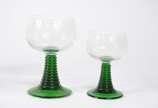 Conjunto de taças francesas de vidro decoradas ... - Conjunto de taças francesas de vidro decoradas com folhas de parreira e pés na forma de "espirais" na cor verde, sendo 5 para vinho tinto e 5 pa...