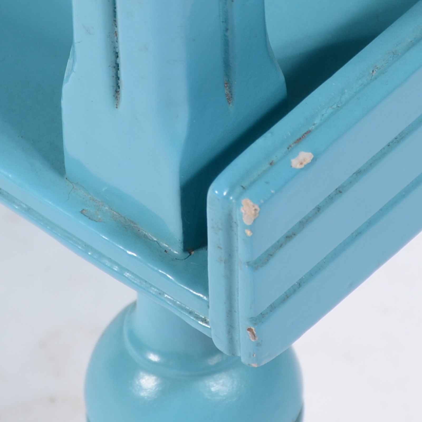 Movel porta bibelot de madeira nobre pintada de azul e tampo de... - foto 5 de 9