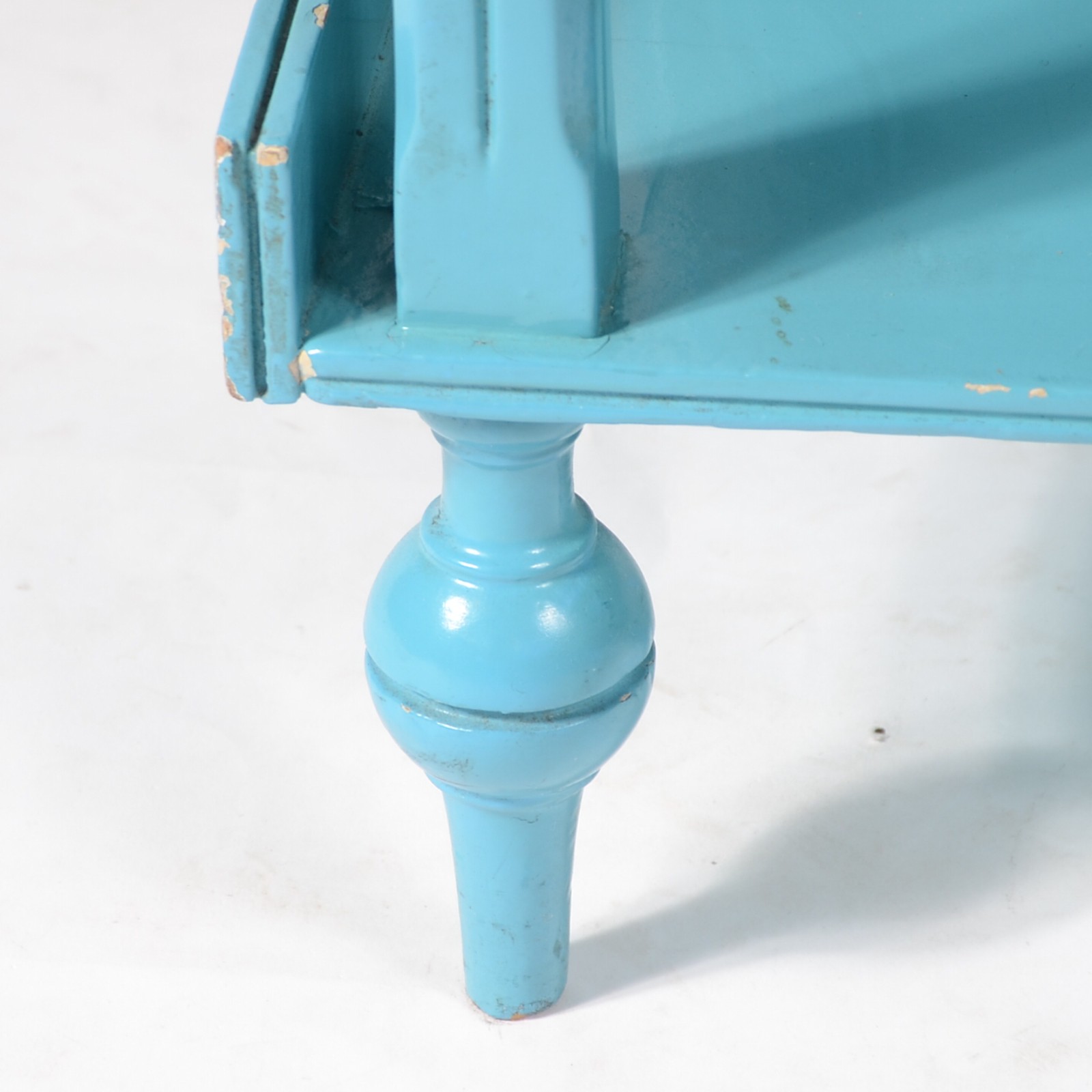 Movel porta bibelot de madeira nobre pintada de azul e tampo de... - foto 7 de 9