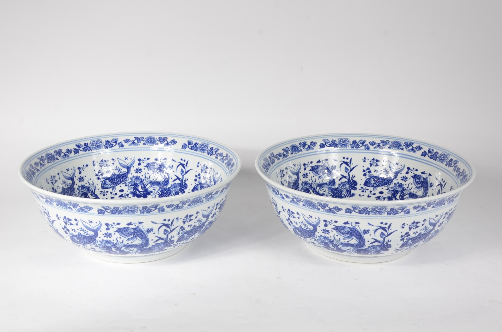 Par de grandes bowls de porcelana oriental azul e branca decoradas... - foto 1 de 6