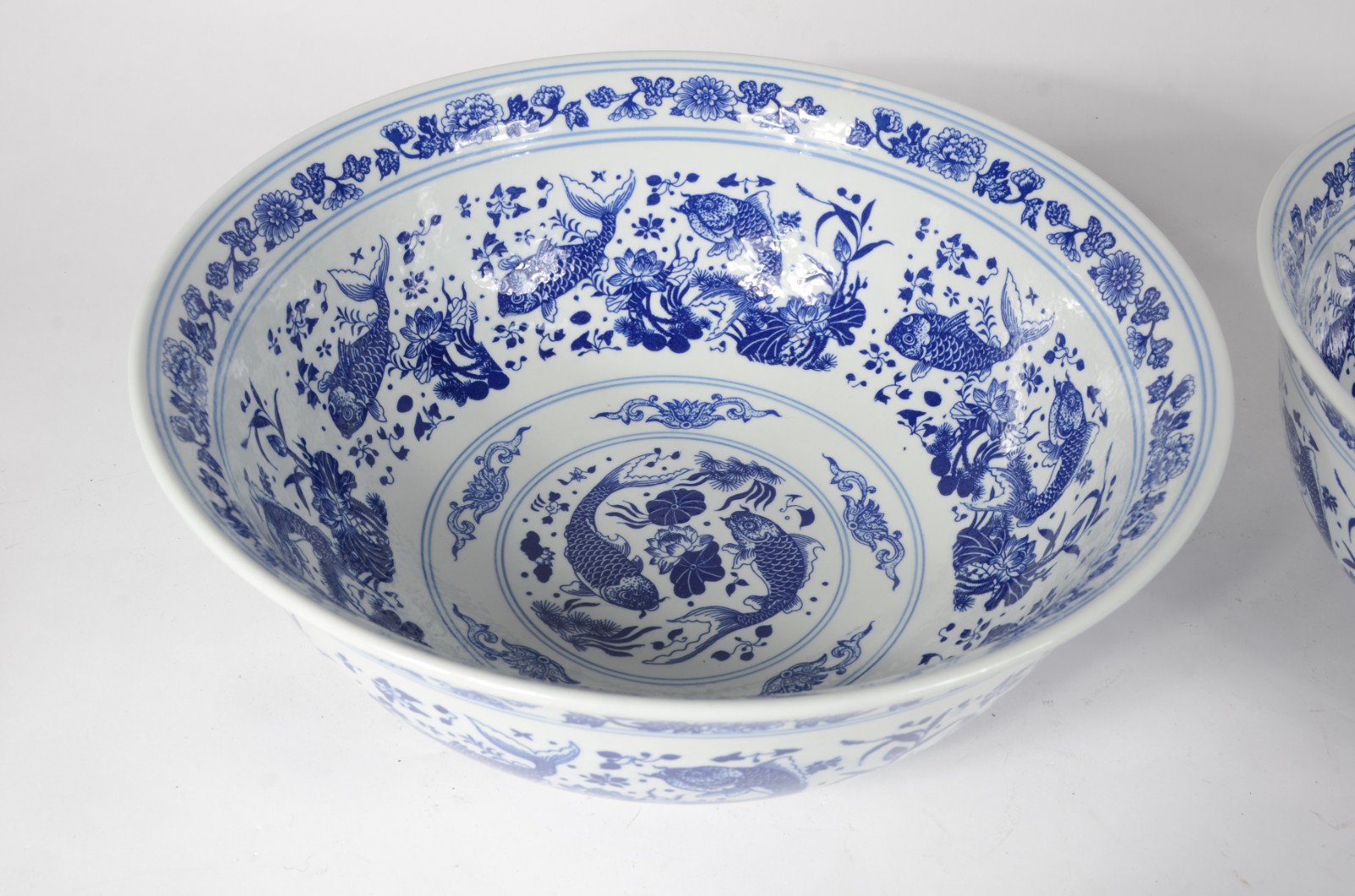 Par de grandes bowls de porcelana oriental azul e branca decoradas... - foto 3 de 6