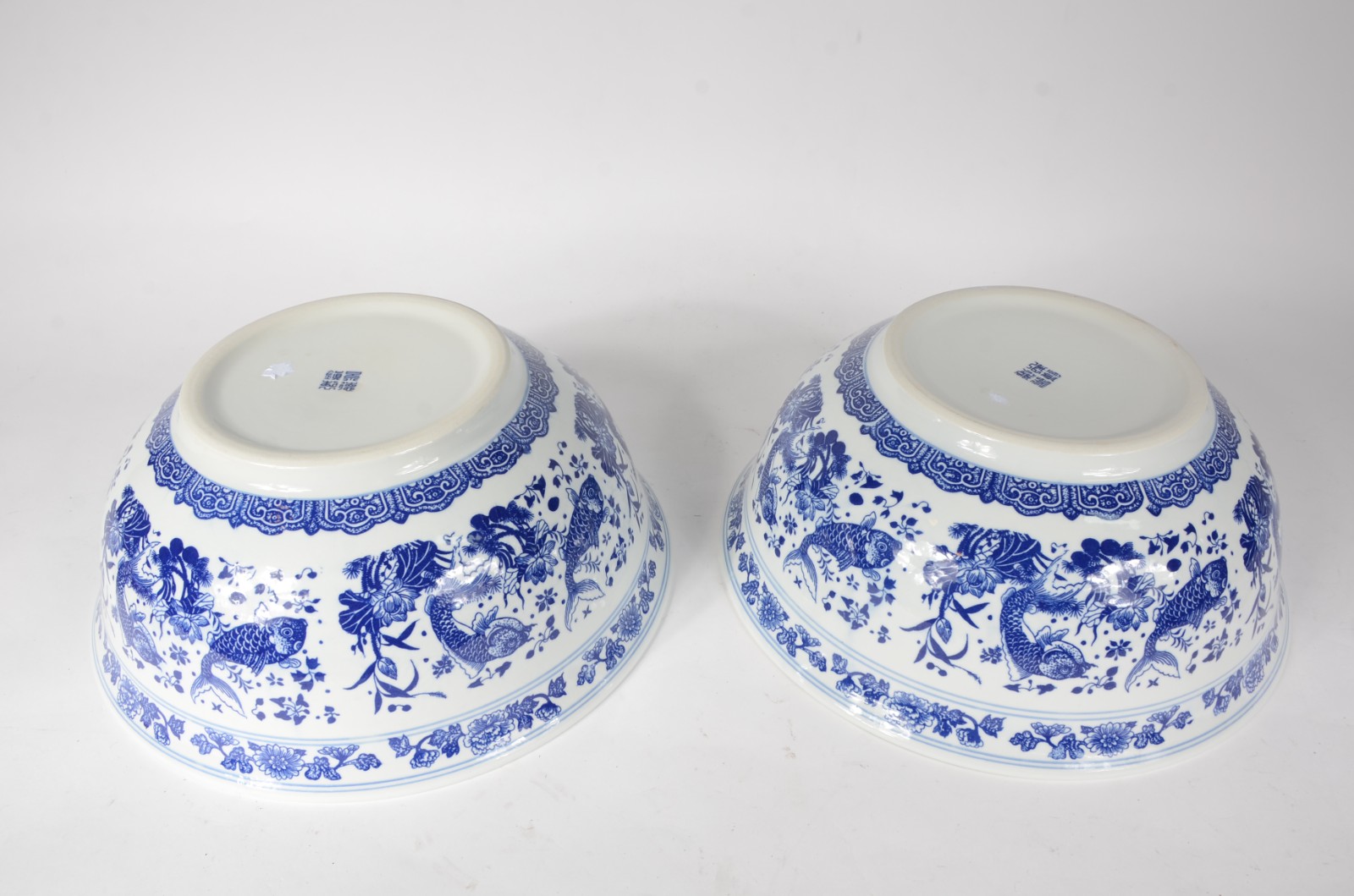 Par de grandes bowls de porcelana oriental azul e branca decoradas... - foto 4 de 6