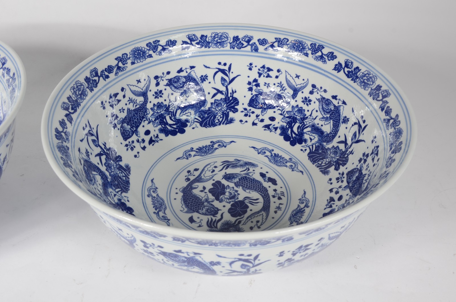Par de grandes bowls de porcelana oriental azul e branca decoradas... - foto 2 de 6