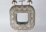 Lanterna decorativa de metal prateado trabalhad... - Lanterna decorativa de metal prateado trabalhada com vazados.