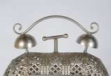 Lanterna decorativa de metal prateado trabalhad... - Lanterna decorativa de metal prateado trabalhada com vazados.