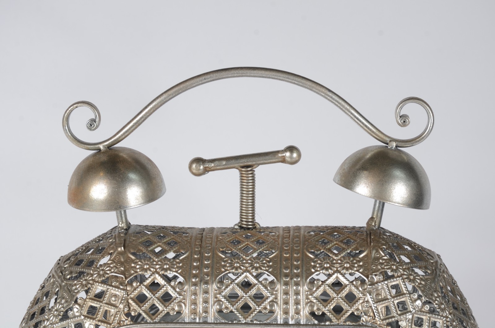 Lanterna decorativa de metal prateado trabalhada com vazados. - foto 4 de 6