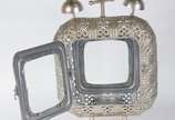 Lanterna decorativa de metal prateado trabalhad... - Lanterna decorativa de metal prateado trabalhada com vazados.