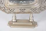 Lanterna decorativa de metal prateado trabalhad... - Lanterna decorativa de metal prateado trabalhada com vazados.