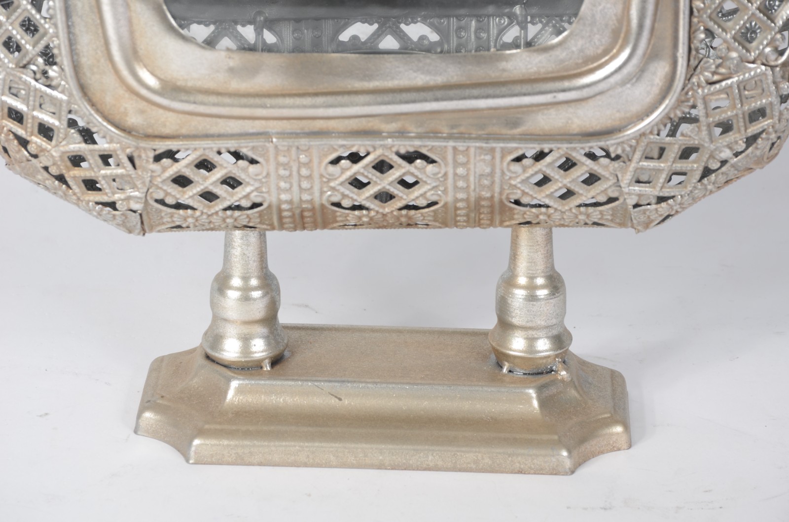 Lanterna decorativa de metal prateado trabalhada com vazados. - foto 5 de 6