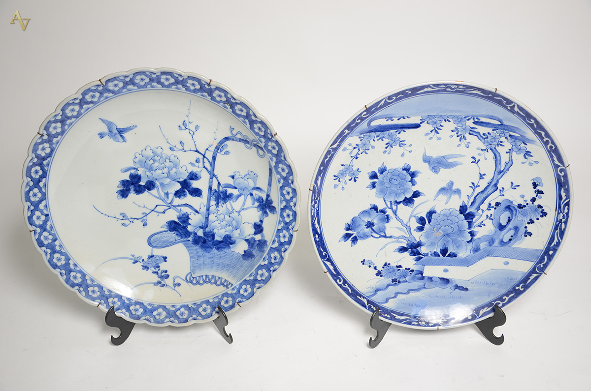 Dois medalhões orientais de porcelana azul e branca. Diâmetros 40 cm...