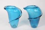 Par de jarros de vidro azul turquesa com "serpe... - Par de jarros de vidro azul turquesa com "serpentinas" translúcidas em relevo.