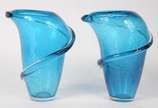 Par de jarros de vidro azul turquesa com "serpe... - Par de jarros de vidro azul turquesa com "serpentinas" translúcidas em relevo.
