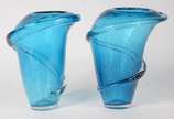 Par de jarros de vidro azul turquesa com "serpe... - Par de jarros de vidro azul turquesa com "serpentinas" translúcidas em relevo.