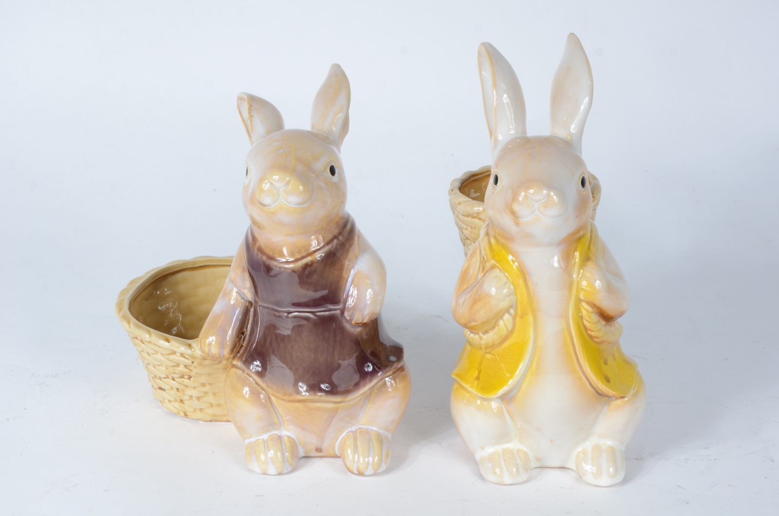 Duas estatuetas de porcelana policromada representando coelhos com... - foto 2 de 6