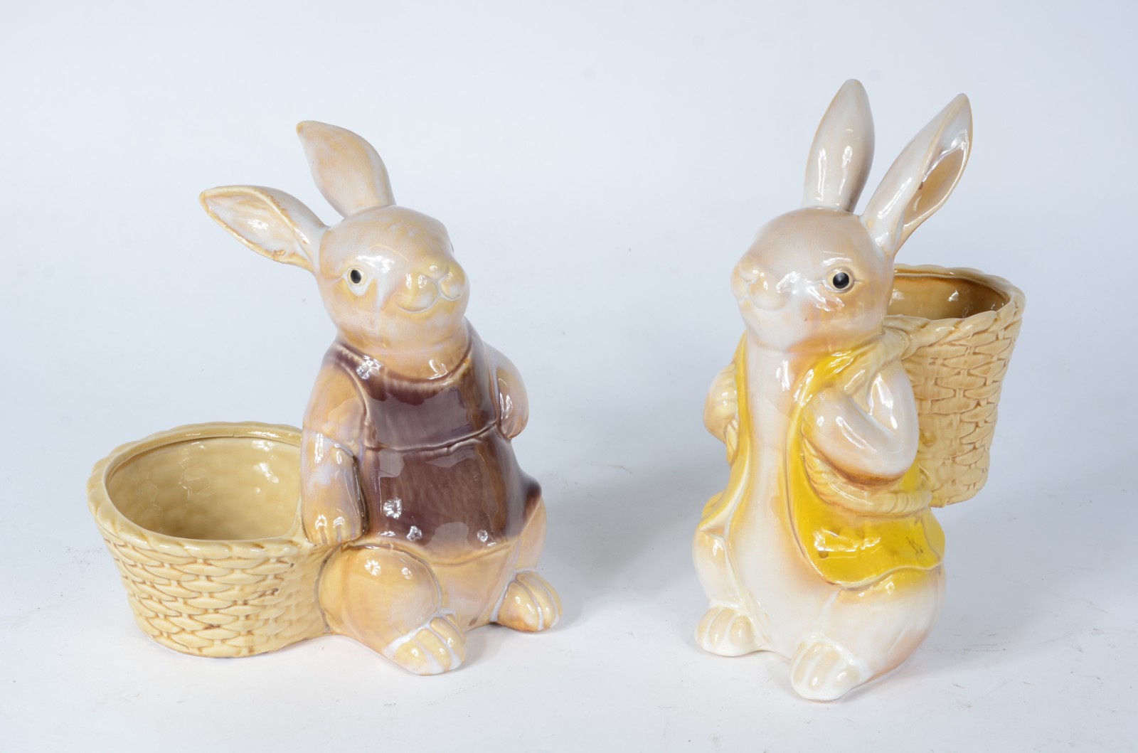 Duas estatuetas de porcelana policromada representando coelhos com... - foto 1 de 6