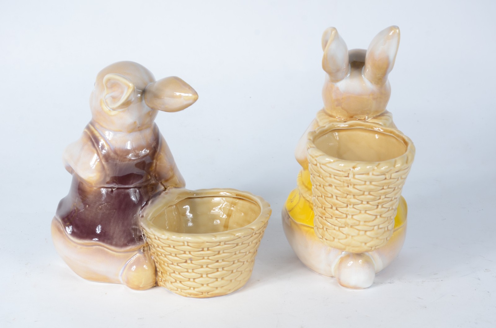 Duas estatuetas de porcelana policromada representando coelhos com... - foto 3 de 6