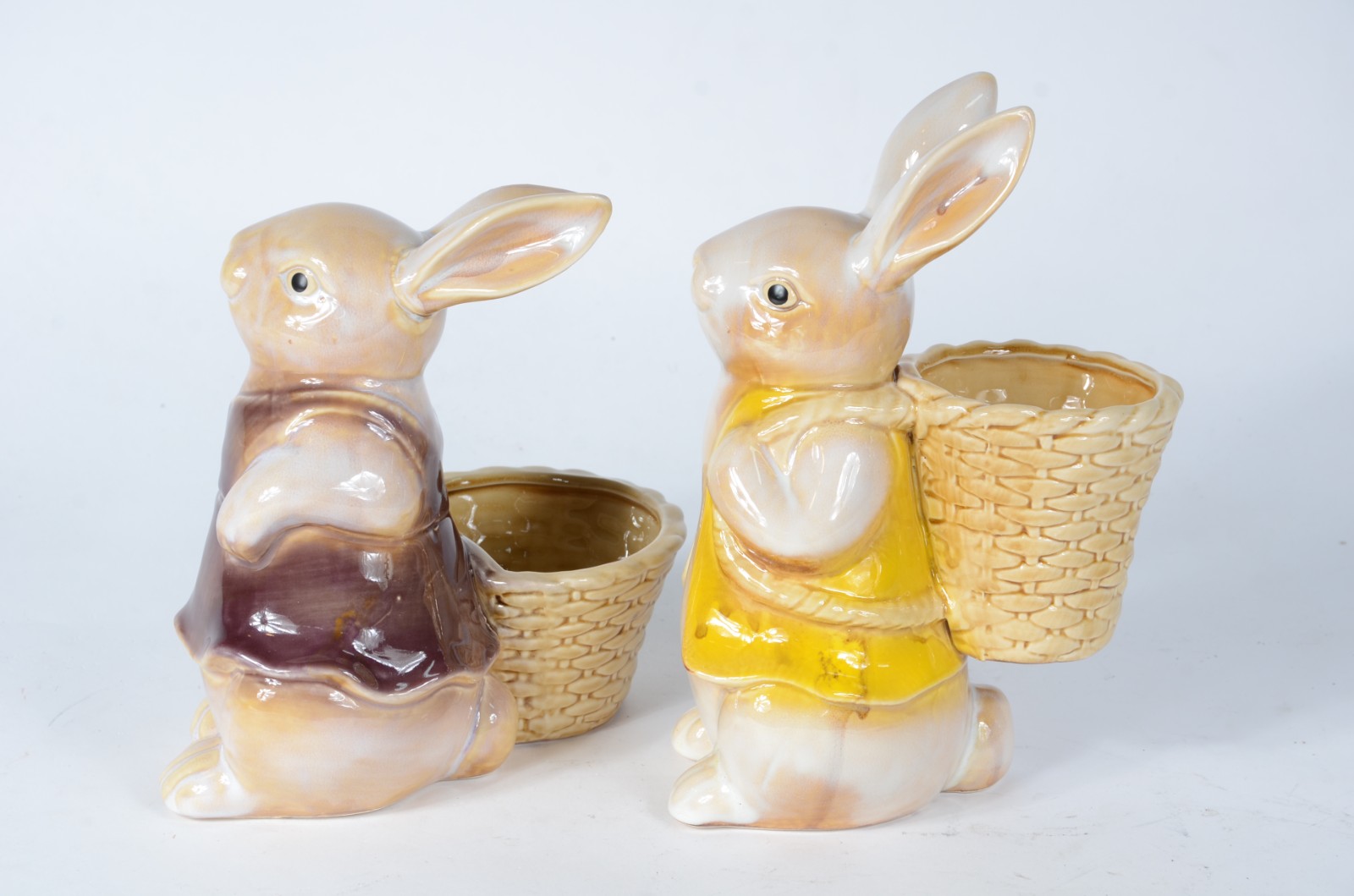 Duas estatuetas de porcelana policromada representando coelhos com... - foto 4 de 6