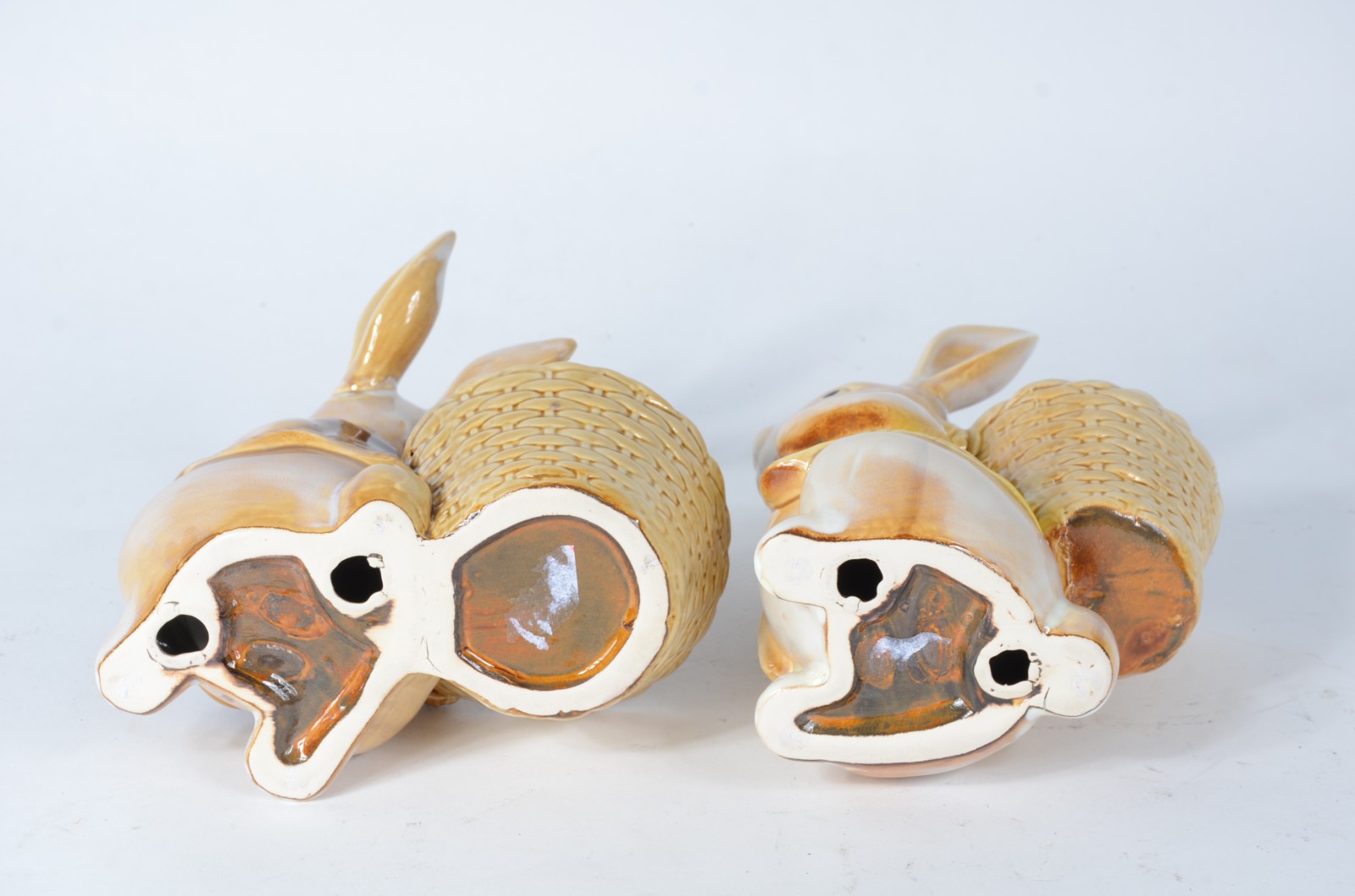 Duas estatuetas de porcelana policromada representando coelhos com... - foto 5 de 6