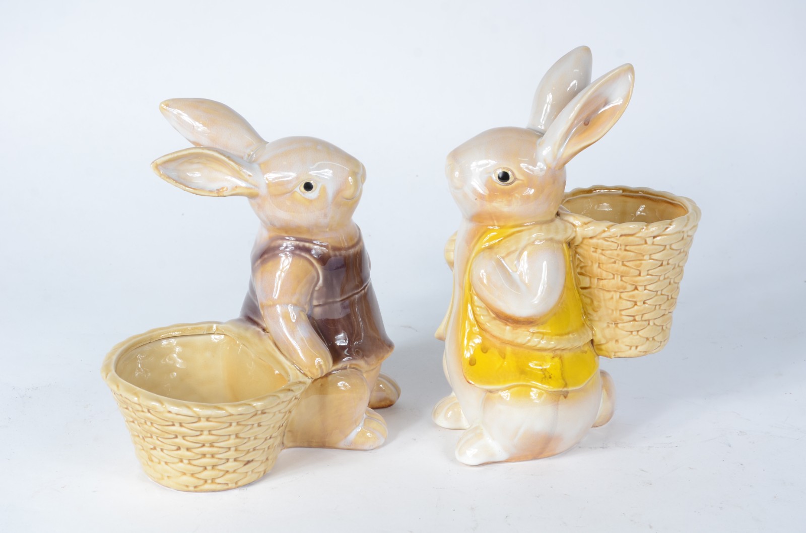 Duas estatuetas de porcelana policromada representando coelhos com... - foto 6 de 6