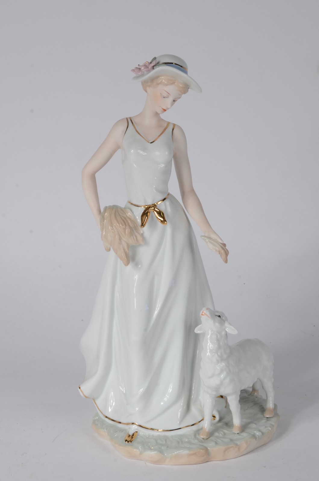 Estatueta de porcelana policromada representando "Dama com carneiro". - foto 1 de 7