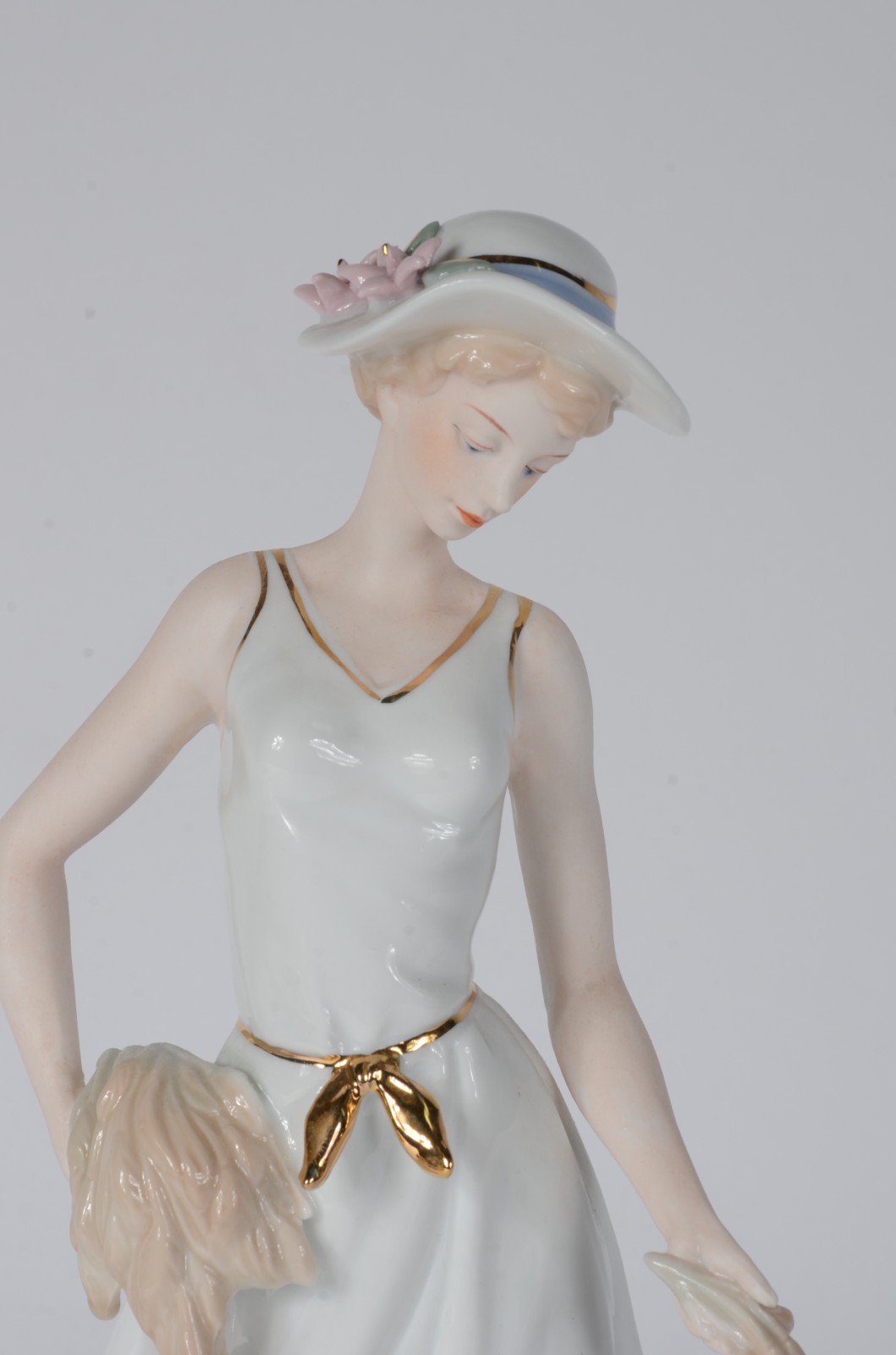 Estatueta de porcelana policromada representando "Dama com carneiro". - foto 2 de 7