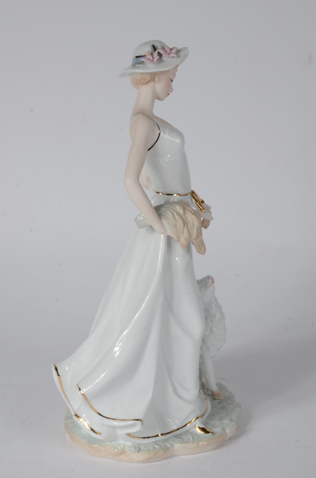 Estatueta de porcelana policromada representando "Dama com carneiro". - foto 3 de 7