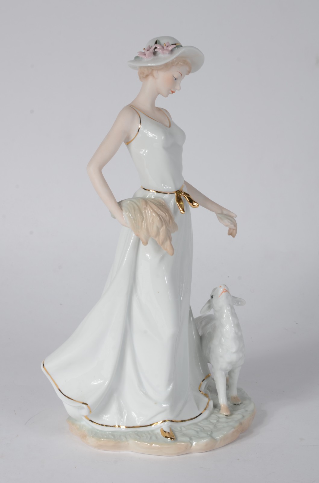 Estatueta de porcelana policromada representando "Dama com carneiro". - foto 4 de 7