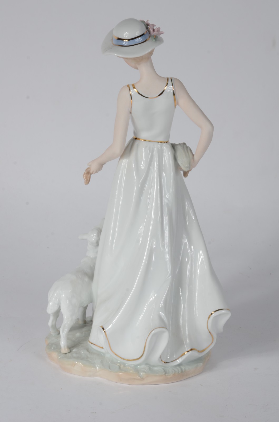 Estatueta de porcelana policromada representando "Dama com carneiro". - foto 5 de 7