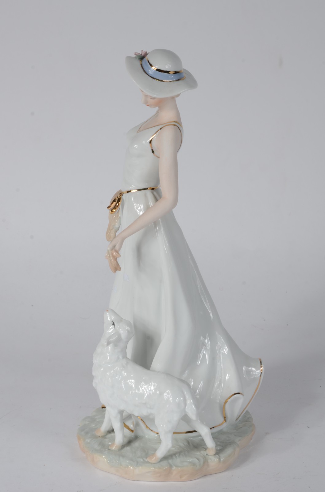 Estatueta de porcelana policromada representando "Dama com carneiro". - foto 6 de 7