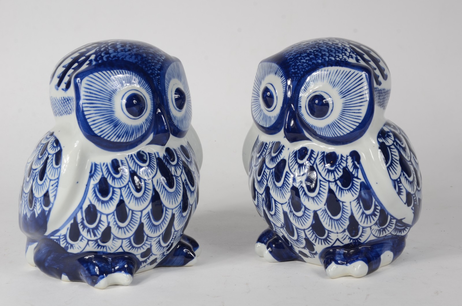 Duas estatuetas de porcelana azul e branca representando corujas. - foto 1 de 6