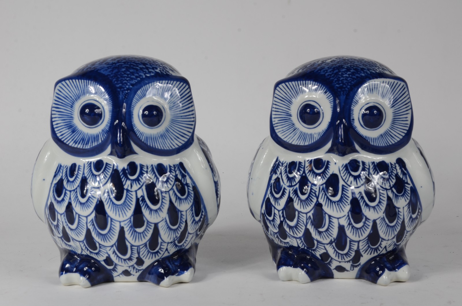 Duas estatuetas de porcelana azul e branca representando corujas. - foto 2 de 6